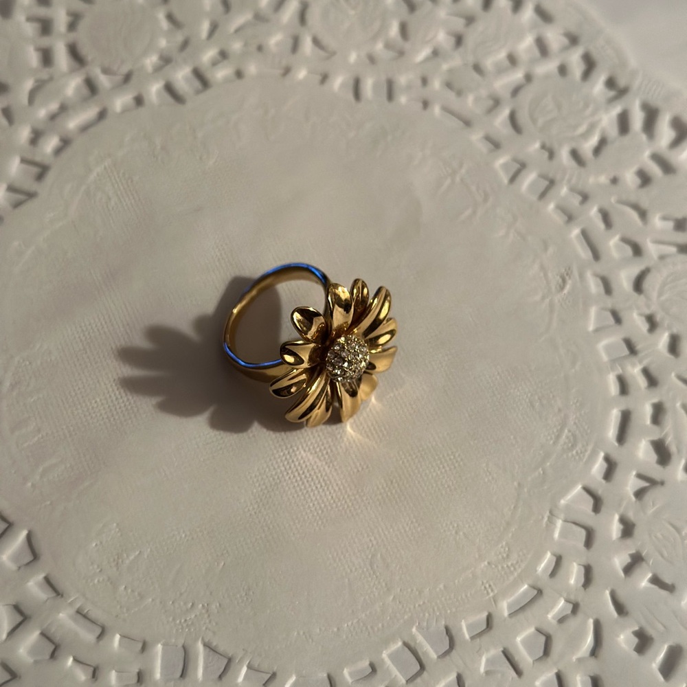 Elegant Gold Flower Ring